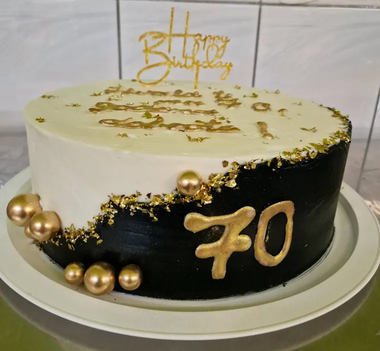 Crno-bijela torta sa zlatnim brojem 70